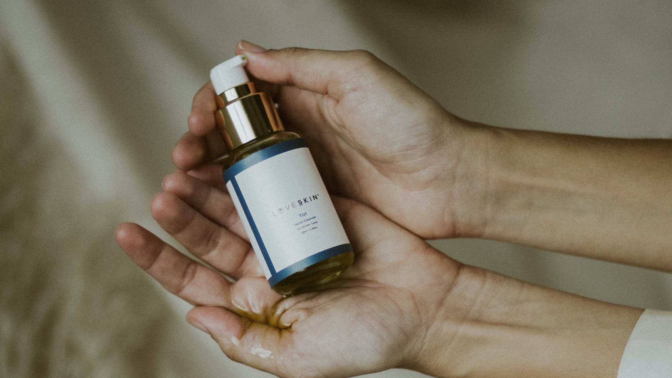How does an oil cleanser work?